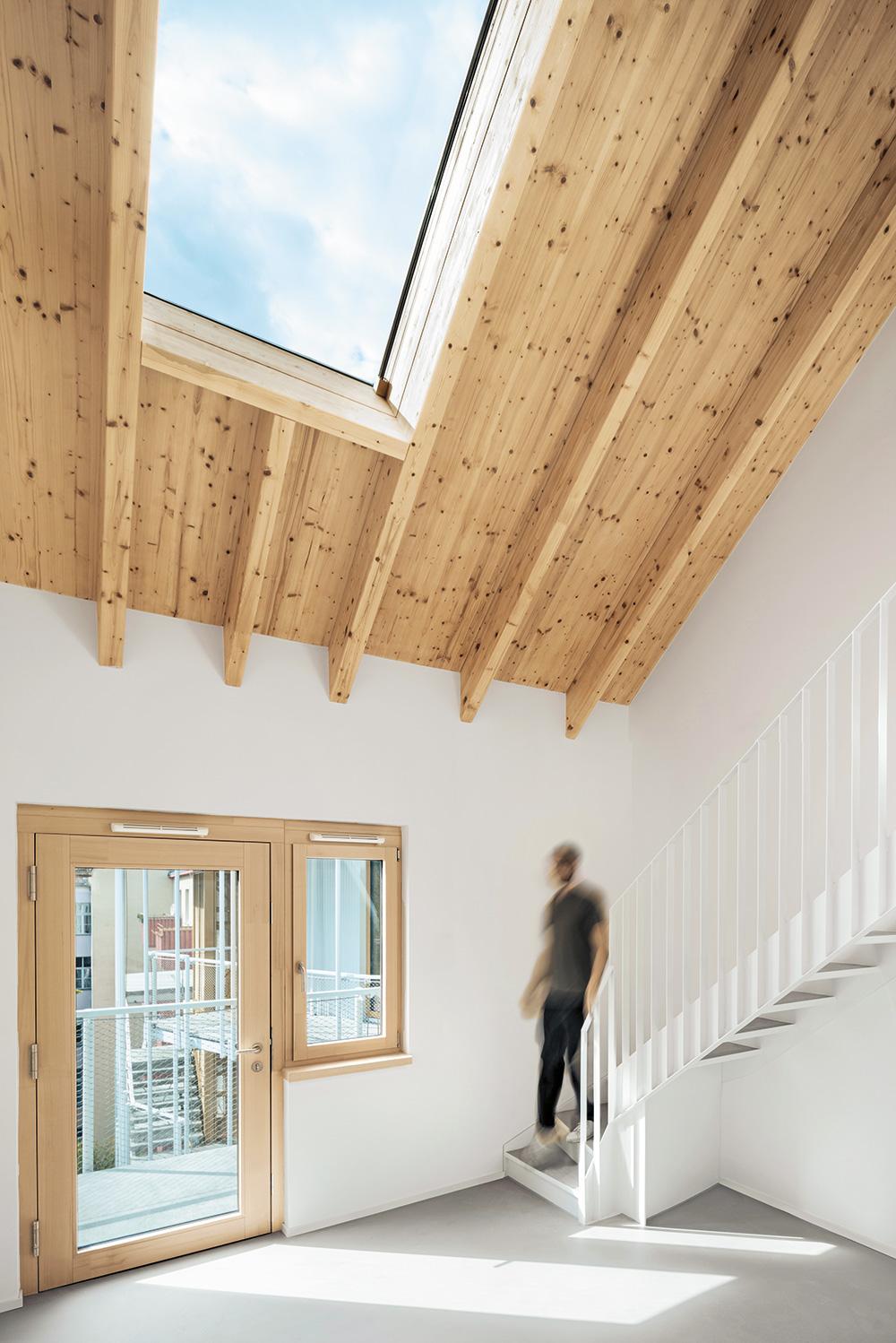In den oberen beiden Etagen sind zwei Maisonettewohnungen entstanden. Weitere haben die Architekten auf dem Dach des Nachbargebäudes geschaffen, das dem gleichen Eigentümer gehört.