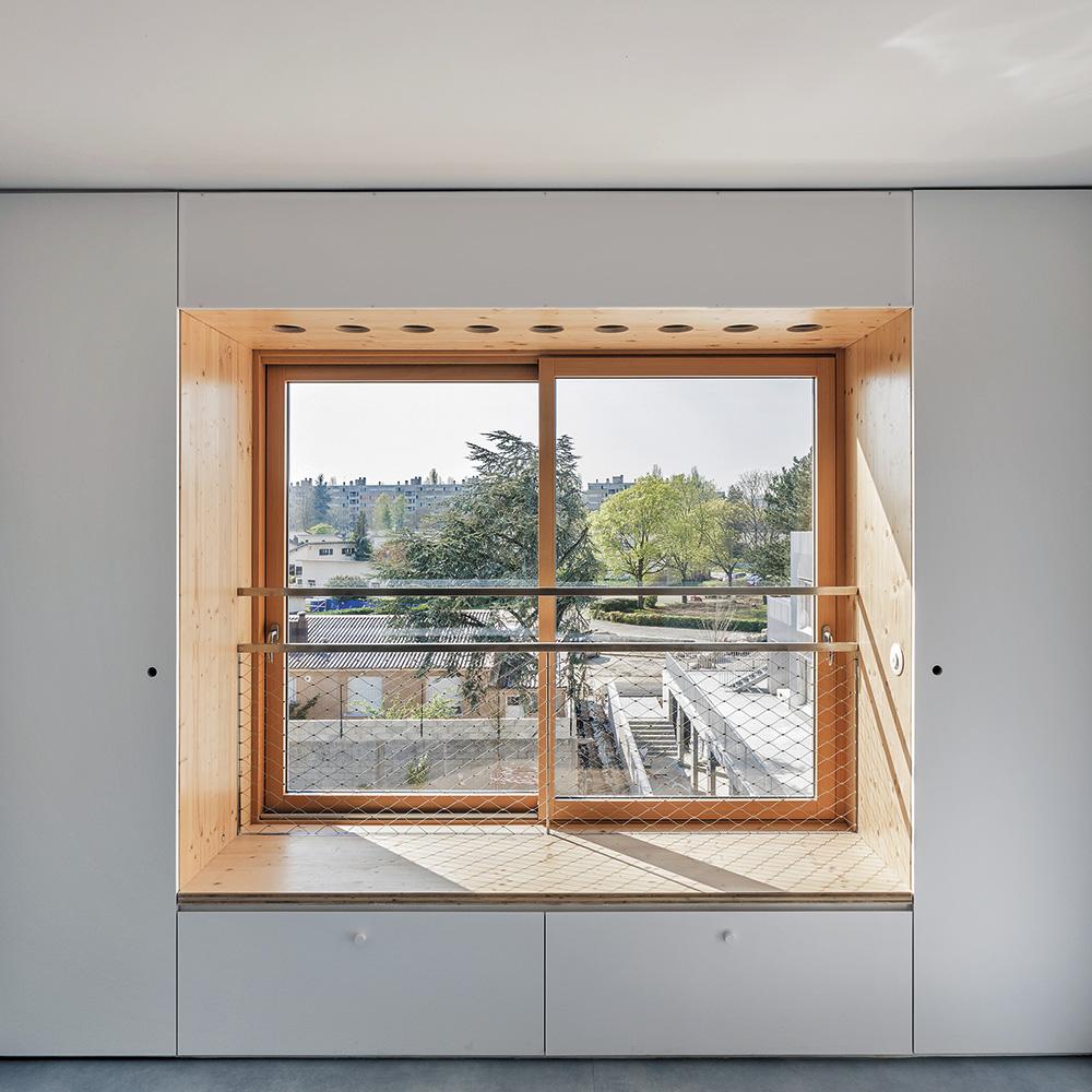 Die flexible Nutzung der Zimmer ermöglicht unterschiedliche Raumkonstellationen. Durch den offenen Durchgang lassen sich Wohn- und Esszimmer zu einem Raumkontinuum verbinden.