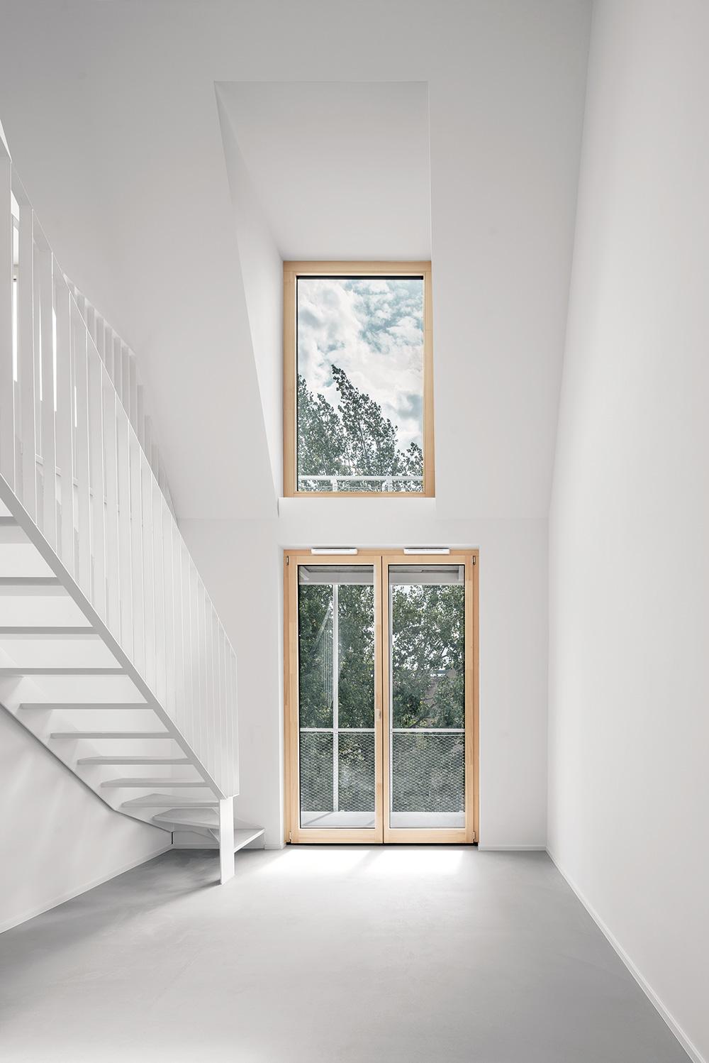 In den oberen beiden Etagen sind zwei Maisonettewohnungen entstanden. Weitere haben die Architekten auf dem Dach des Nachbargebäudes geschaffen, das dem gleichen Eigentümer gehört.