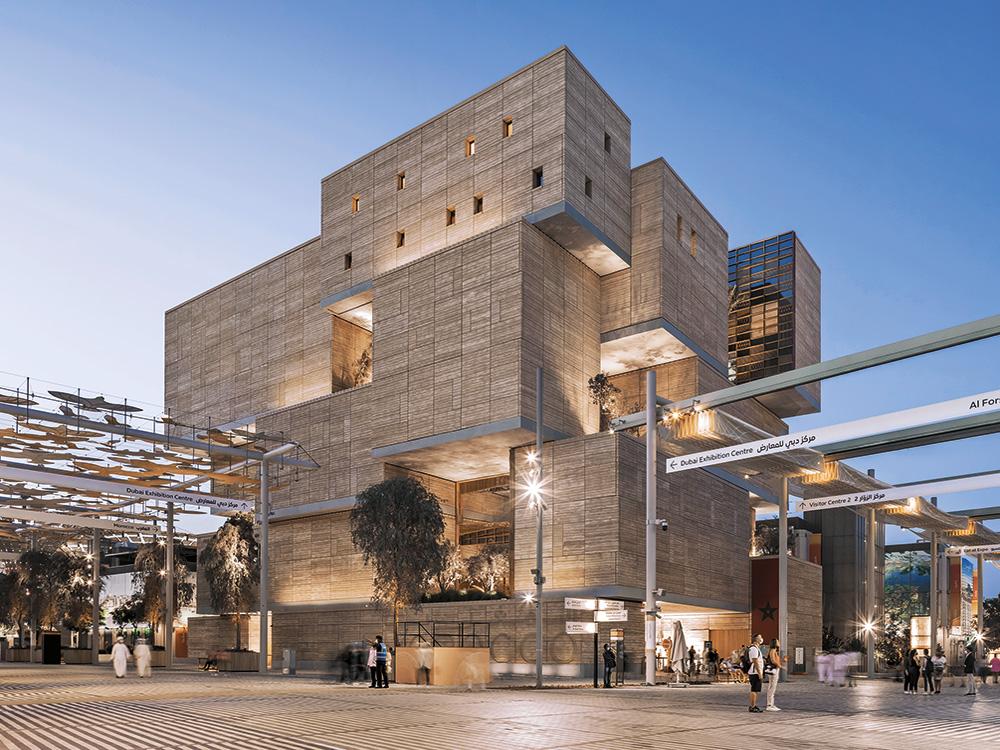 Beim marokkanischen Expo-Pavillon 2021 in Dubai übertrugen Oualalou + Choi die Lehmbauarchitektur marokkanischer Dörfer in eine großstadttaugliche Form.