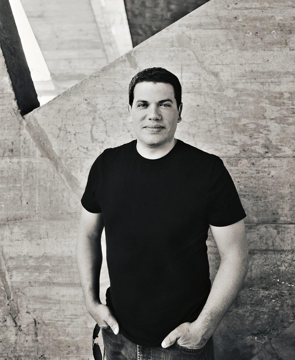 Tarik Oualalou ist Gründungspartner des Architekturbüros Oualalou + Choi in Paris und Casablanca. Er ist in Marokkos Hauptstadt Rabat geboren, studierte Architektur und Bauingenieurwesen in Paris, arbeitete bei verschiedenen Architekturbüros in den USA und lehrt seit rund 20 Jahren an Hochschulen in den USA, Frankreich und Marokko.