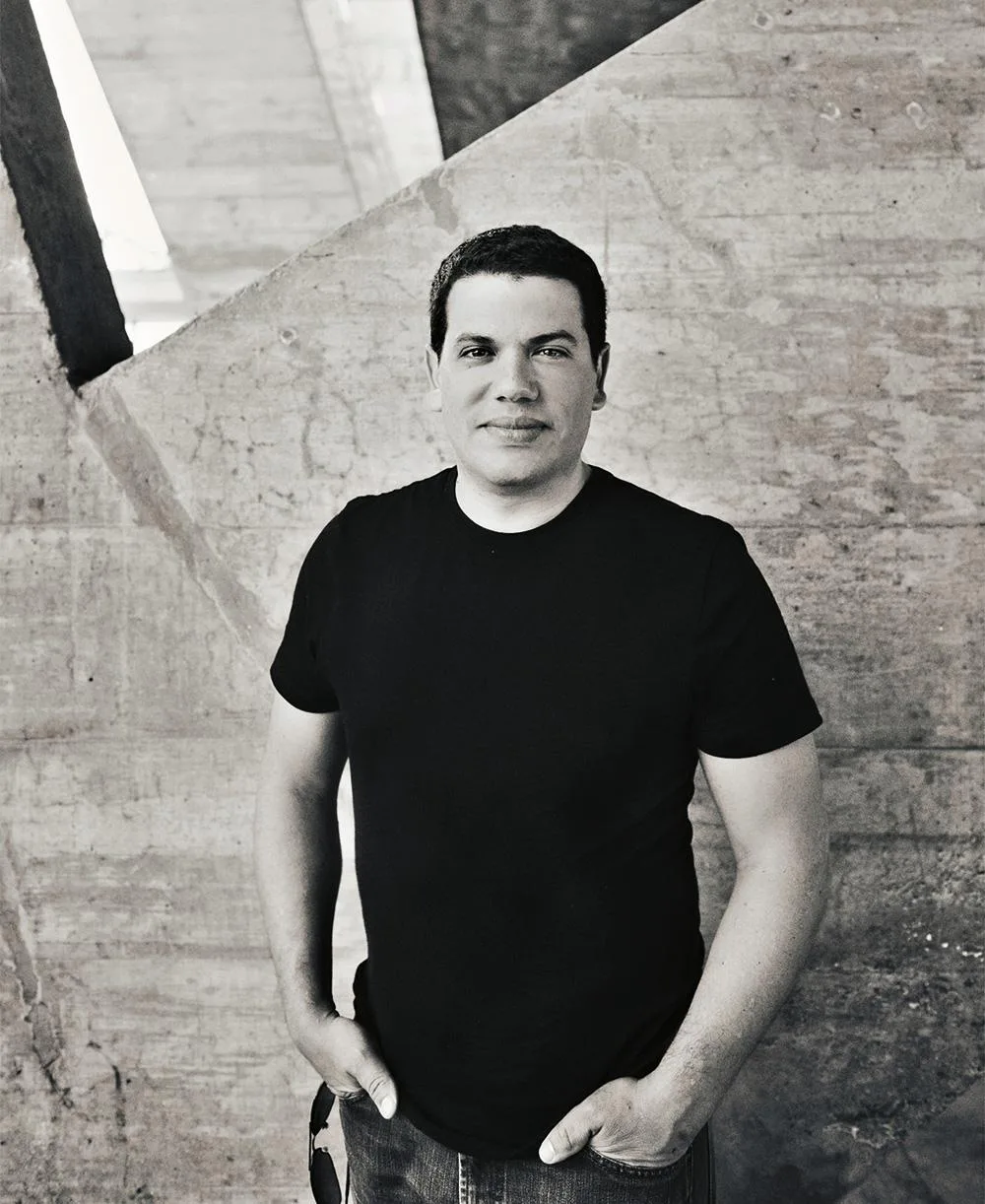 Tarik Oualalou ist Gründungspartner des Architekturbüros Oualalou + Choi in Paris und Casablanca. Er ist in Marokkos Hauptstadt Rabat geboren, studierte Architektur und Bauingenieurwesen in Paris, arbeitete bei verschiedenen Architekturbüros in den USA und lehrt seit rund 20 Jahren an Hochschulen in den USA, Frankreich und Marokko.