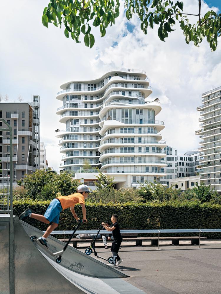 Auf gleichem Grundstück, aber strikt getrennt: Das Hochhaus mit Eigentumswohnungen von MAD und der niedrigere Sozialwohnungsbau von Biecher Architectes.