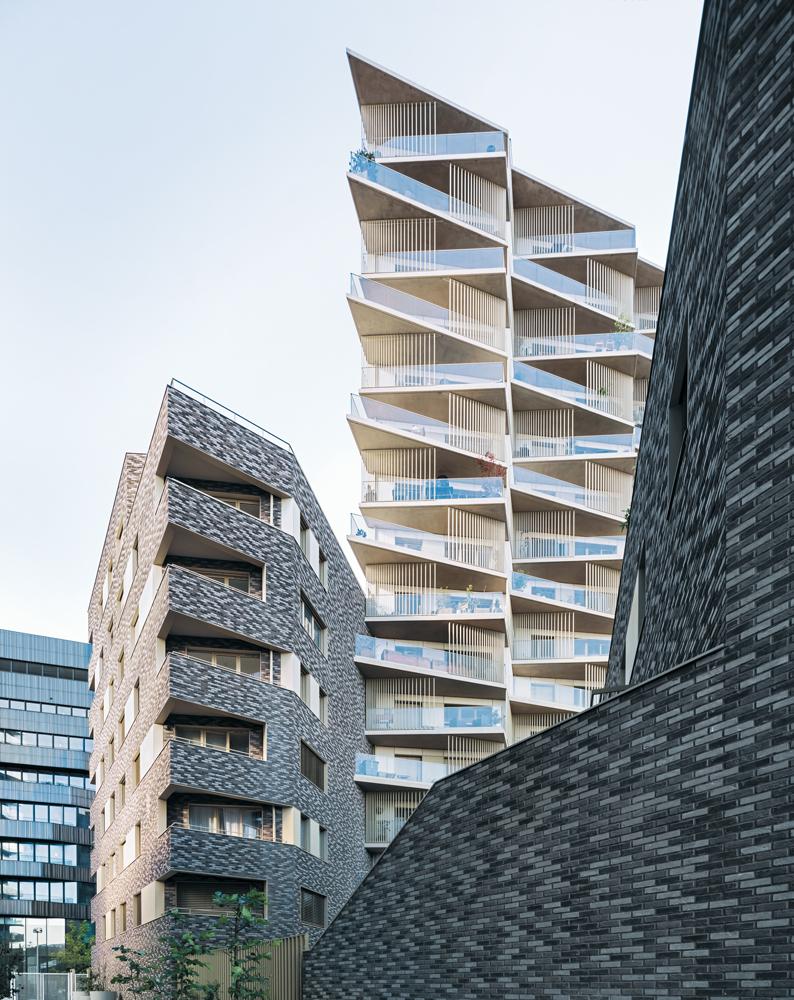 Itar Architectures und Fresh Architectures verteilen die 121 Wohnungen auf drei ganz unterschiedliche Baukörper. Eine gemeinschaftliche Sommerküche auf dem Sockelbau ist für alle Bewohner zugänglich.