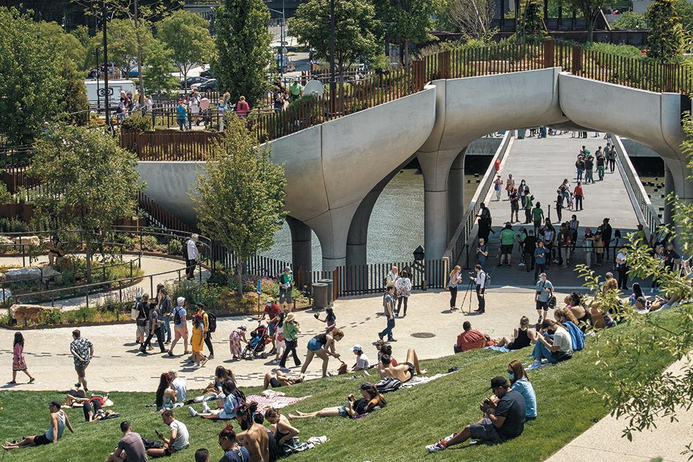 Die Fußgänger erreichen die Parkanlage im Fluss über zwei breite Fußgängerbrücken. Fahrräder, Skateboards und Hunde dürfen nicht auf die Insel.