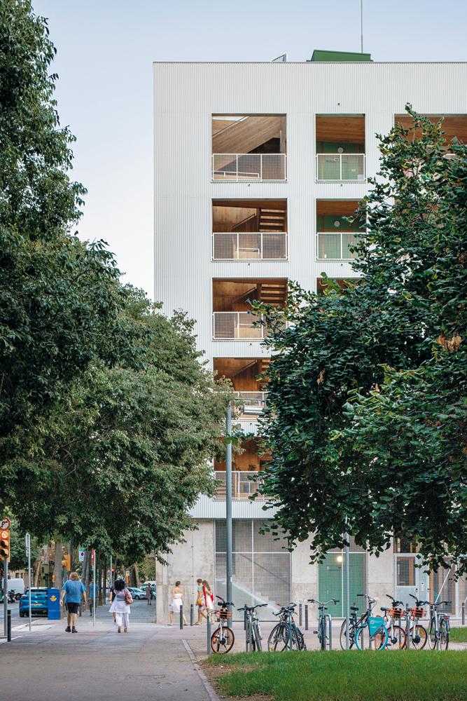 La Balma ist der erste Genossenschaftsbau Barcelonas, der im Rahmen eines Wettbewerbsverfahrens entstanden ist. Der partizipative Planungsprozess, der Verzicht auf Stellplätze und ein Tragwerk aus Massivholz, das mit BIM optimiert wurde, machen das Eckgebäude zum Musterbeispiel für nachhaltiges und kostengünstiges Wohnen in der Innenstadt.