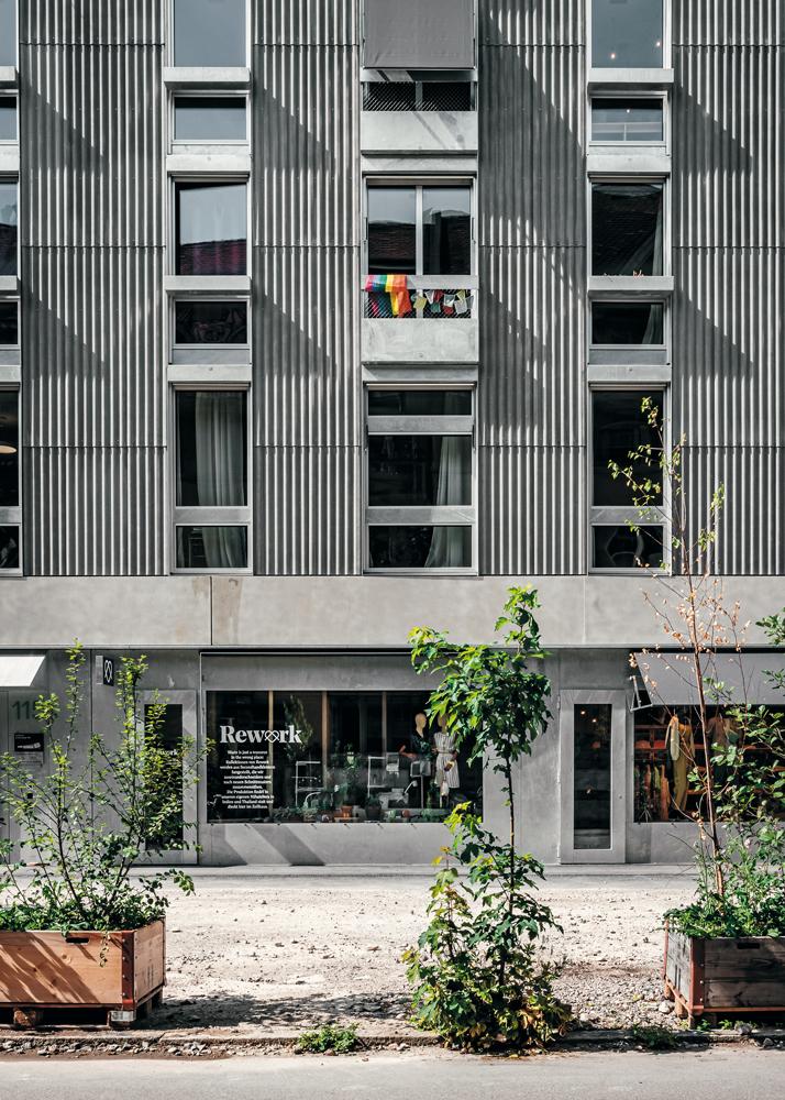 Die Wellfaserplatten fanden zunächst keinen Anklang bei den Bewohnern. Die französischen Fenster und die Pflanzen in den Kästen beleben die strenge Fassade.