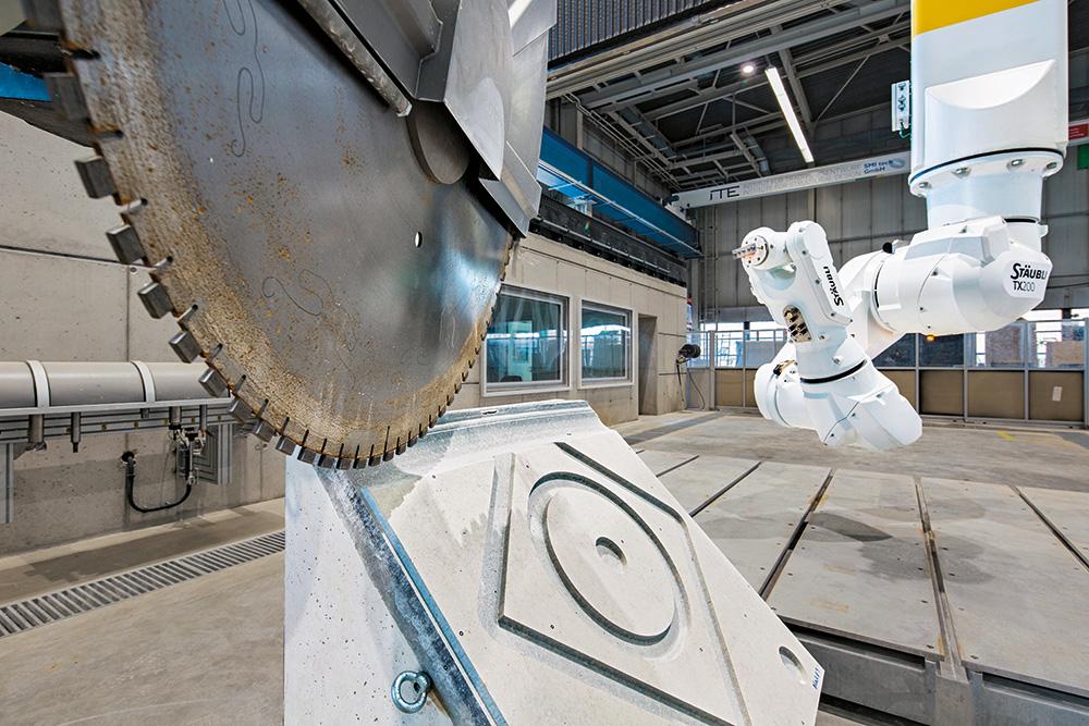 Mit Hilfe von Industrierobotern mit großformatigen Kreissägeblättern werden die Bauteile zu Fertigteilen 2.0 aufbereitet.