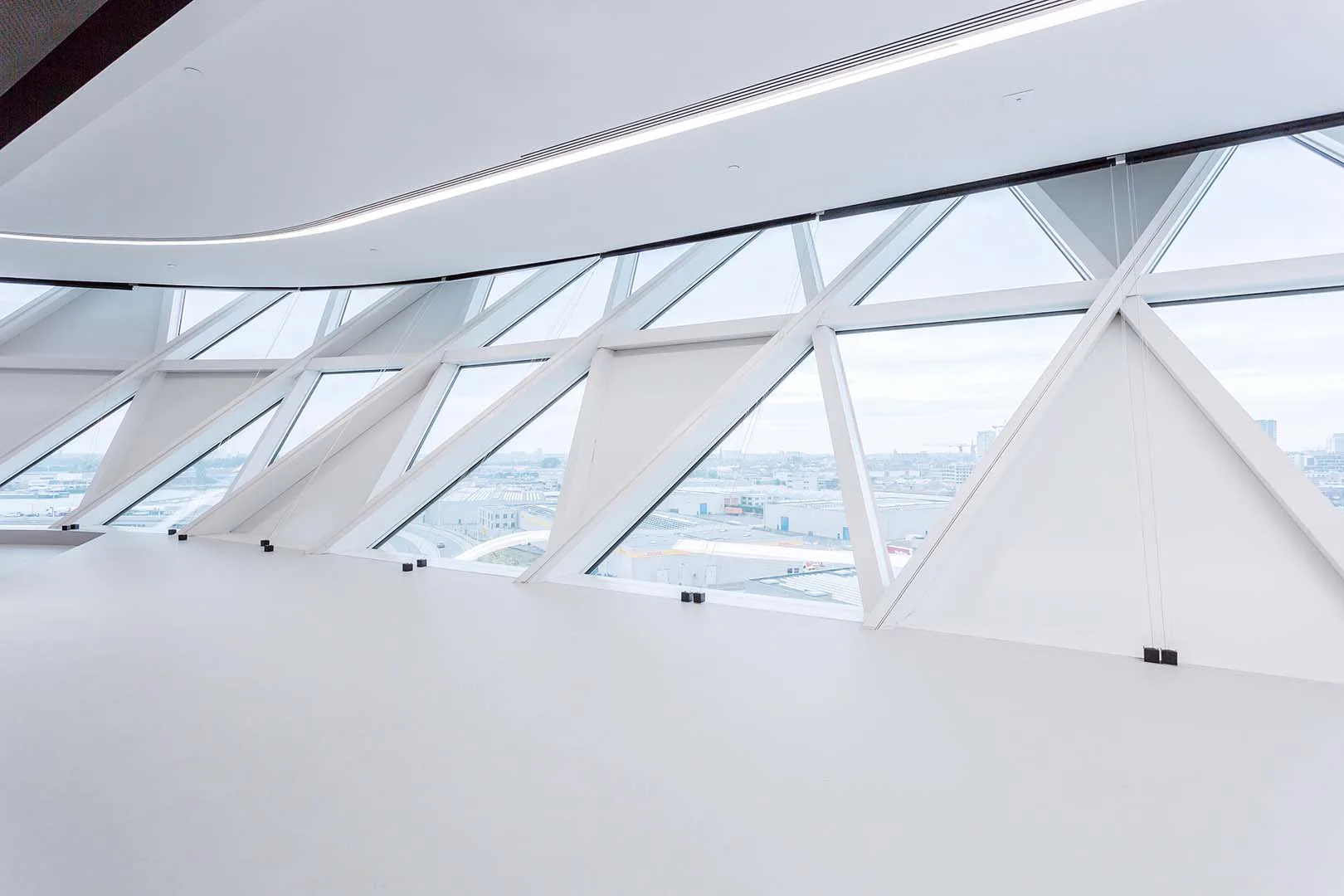 Schüco, Architekten und Fassadenbauer entwickelten eine Sonderkonstruktion für die Fassade, die aus dreieckigen Segmenten mit variablen Winkeln in den Kreuzpunkten besteht. Foto: Boris Storz
