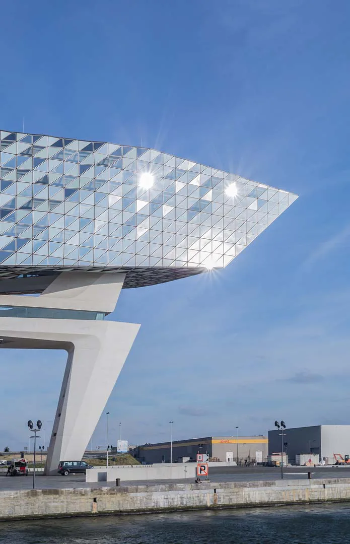 Der Wechsel von transparenten und opaken Fassadenelementen führt zu einer Brechung des Gebäudevolumens. Foto: Boris Storz