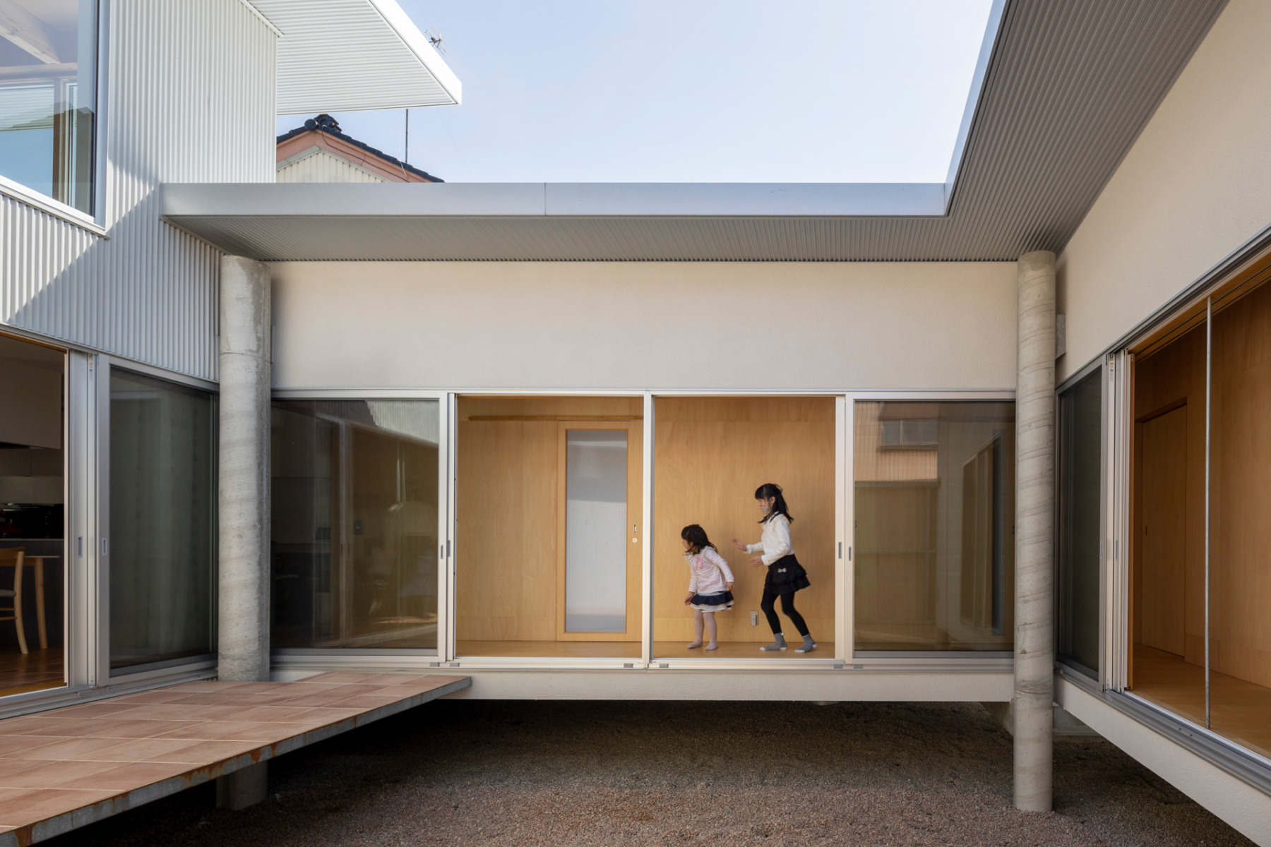 Wohnhaus auf Stelzen von Unemori Architects