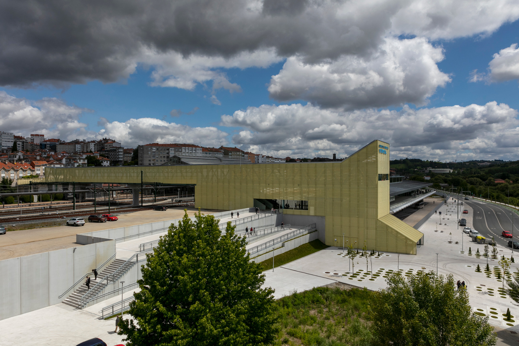 Bahnhof und Fußgängerübergang von Estudio Herreros
