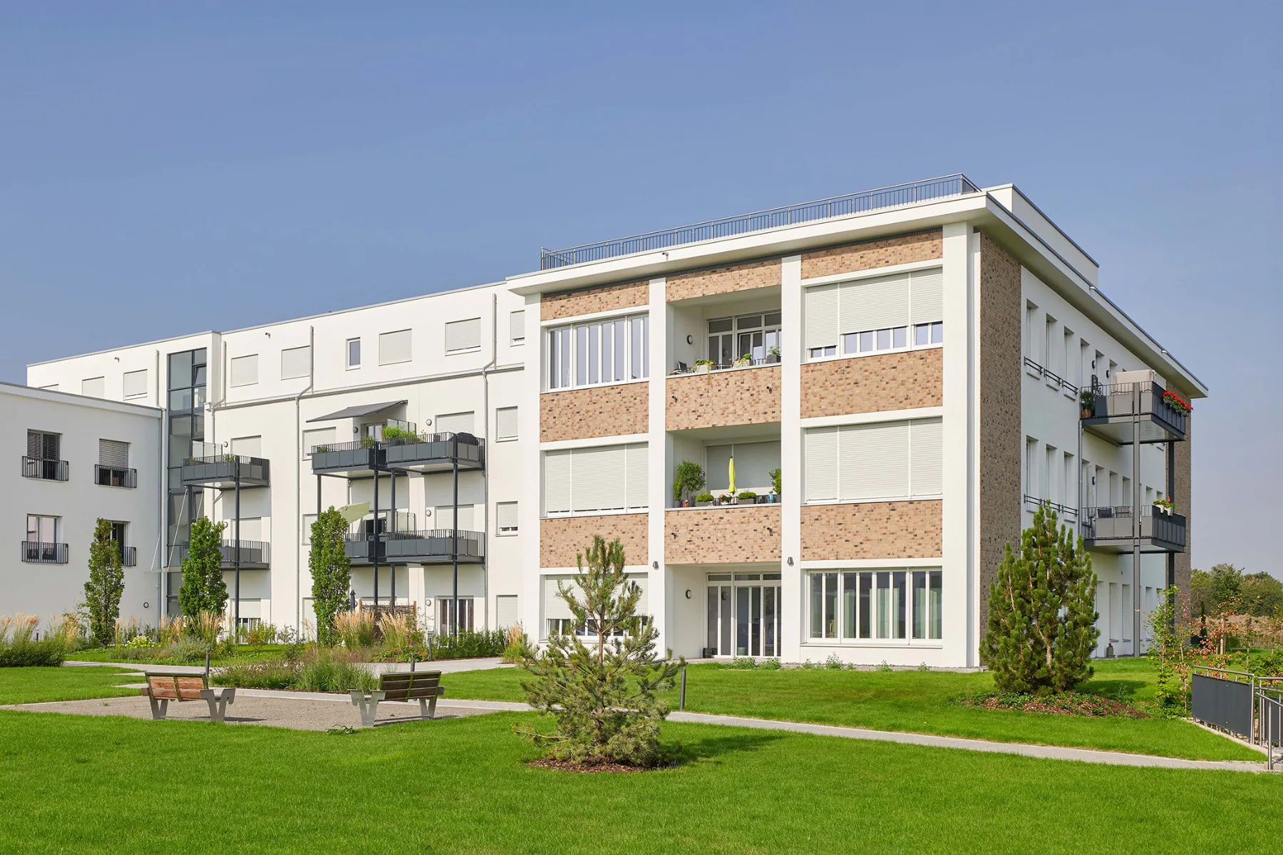 Je nach Anforderung wurden Rollläden oder Raffstores verbaut, die dank des Aufsatzkastens Thermo NB mit der Fassade verschmelzen.