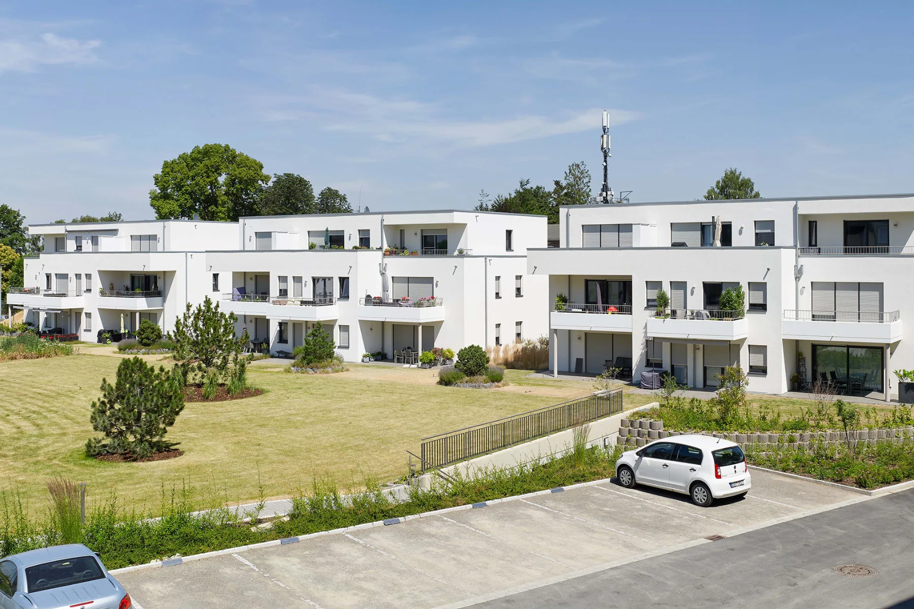Mehrgeschossige Neubauten ergänzen das Areal.