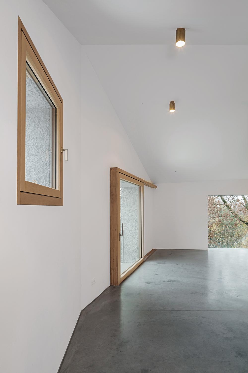 Damit die großen Schiebeelemente nicht zu schwer werden, sind sie nur zweifach verglast. Alle anderen Fenster erhielten eine Dreifachverglasung.