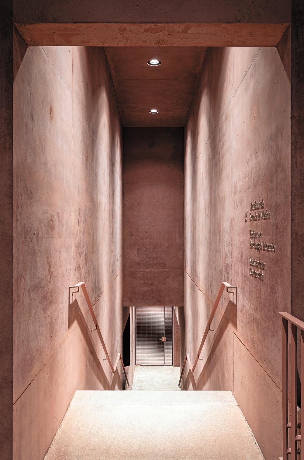 Über die einläufige Treppe im Zentrum des Foyers gelangen die Musiker und Musikerinnen in die beiden oberen Ebenen mit 29 Räumen für Gruppen- und Einzelunterricht.
