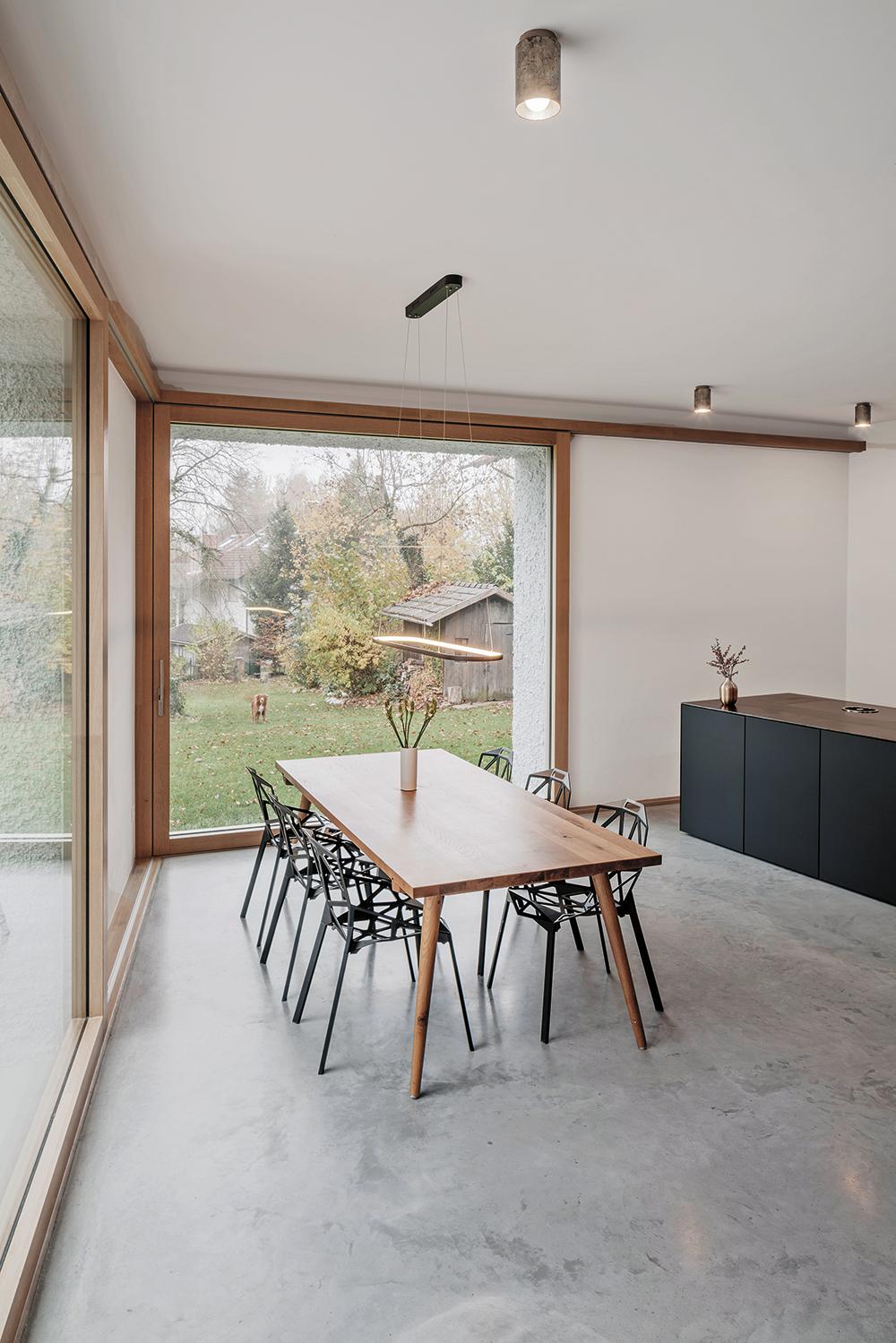 Ample daylight, natural colours and raw, unfinished materials provide the interiors with a friendly and bright impression.