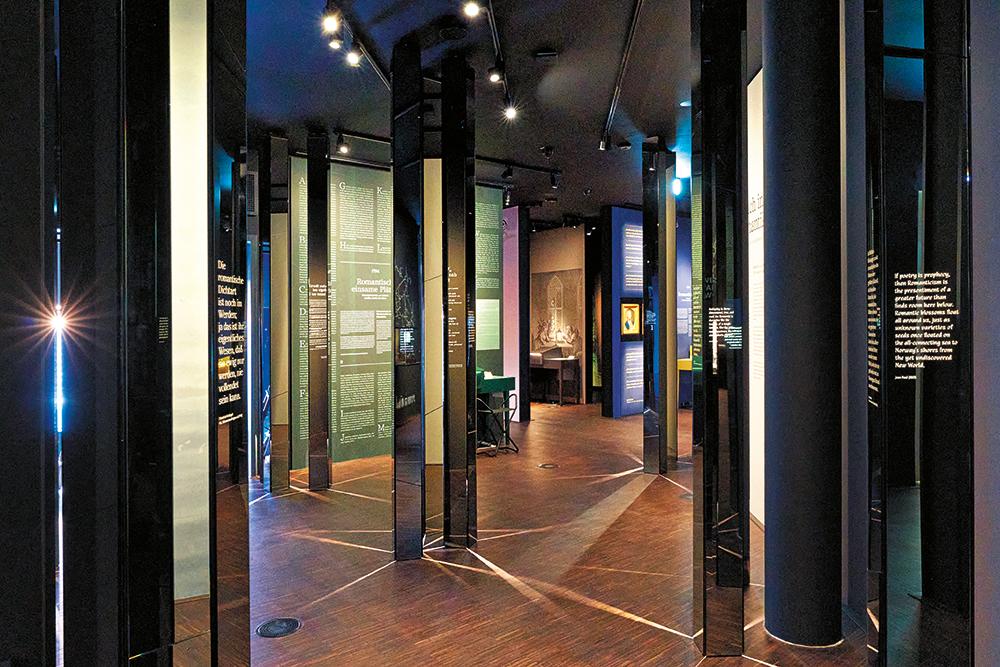 In den beiden obersten Geschossen hat das Büro Sounds of Silence Kunst und Gedankenwelt der Romantik zum Leben erweckt. Textstelen mit Zitaten eröffnen den Ausstellungsparcours.