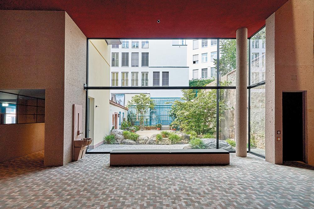 Ein raumhohes Fenster gibt den Blick frei in den Innenhof, der dem Bürgergarten um 1800 nachempfunden ist. Dort war ursprünglich auch das muschelförmige Sandsteinbecken an der Wand links aufgestellt.