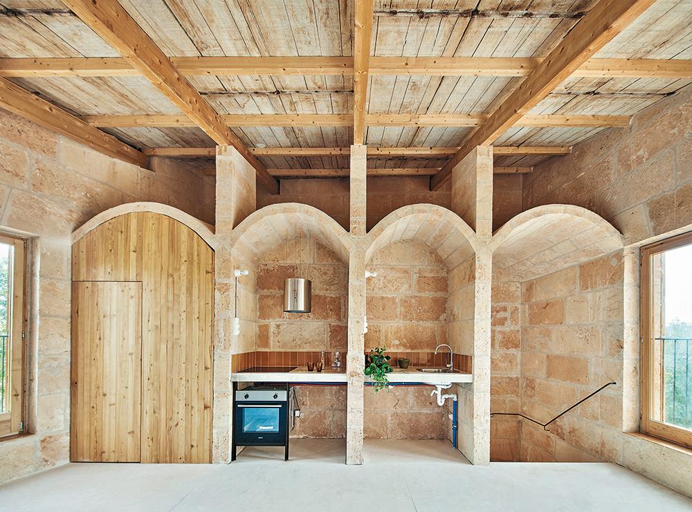 Im Obergeschoss besteht die Raumdecke aus verwitterten, wiederverwendeten Schalbrettern. Tiefe Sandsteinpfeiler im Abstand von 160 cm tragen Decke und Dachstuhl. Im nördlichen Querflügel des Gebäudes sichern kleine Kappengewölbe die frei stehenden Pfeiler gegen seitliches Ausknicken.