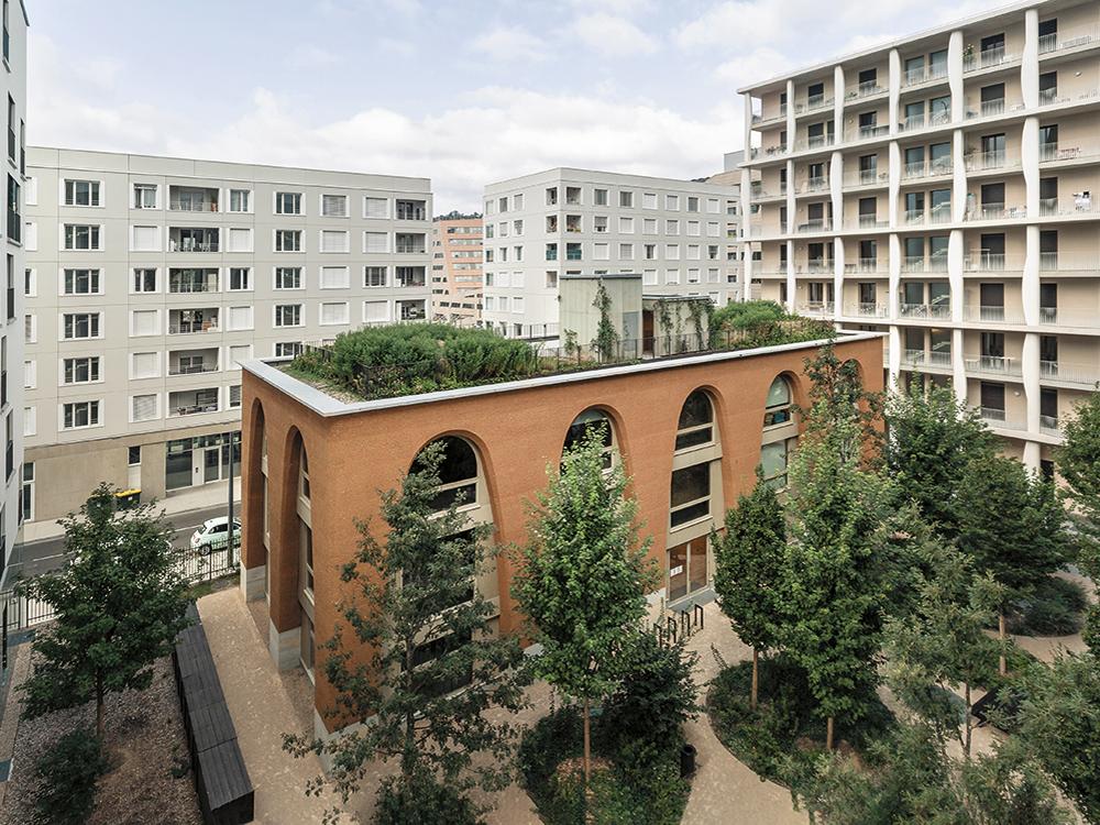 Die monolithische Wand der Orangerie in Lyon besteht komplett aus Erdaushub einer 30 km entfernten Baustelle. Der aufgeschüttete Baugrund im Quartier Confluence eignete sich nicht für den Stampflehmbau.