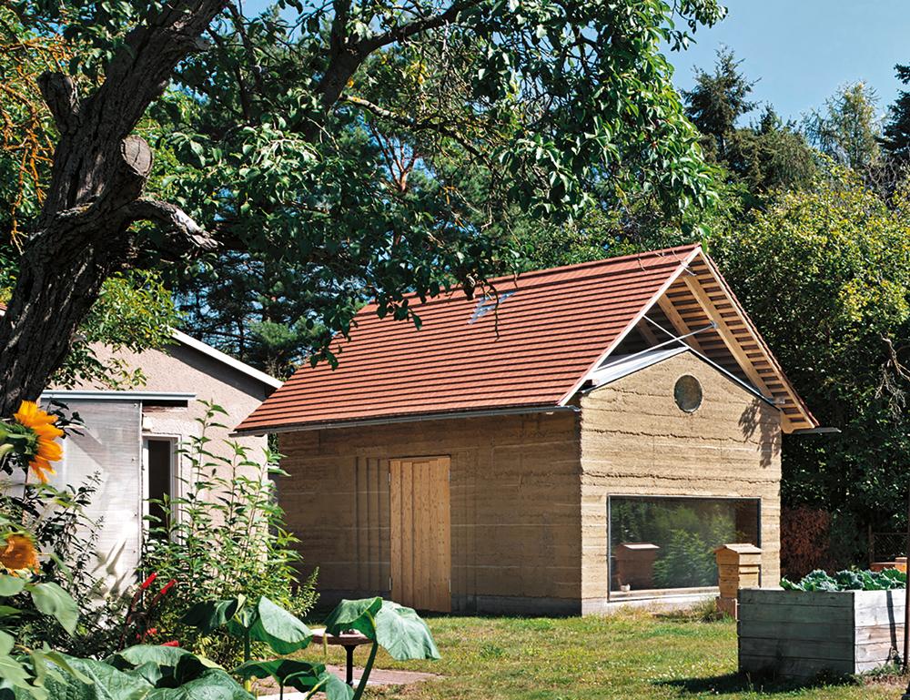 Das Berliner Gartenhaus des Architekten Gereon Legge wurde teils vor Ort gestampft, teils vorproduziert.
