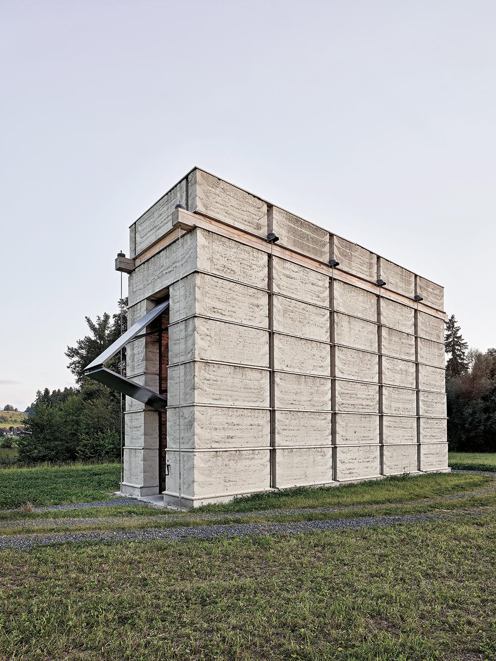 Der Ofenturm in Cham von Boltshauser Architekten gewinnt durch eine Vorspannung der Wand an Höhe. Die Elemente sind einfach zu transportieren, ihre Fugen schnell zu retuschieren.
