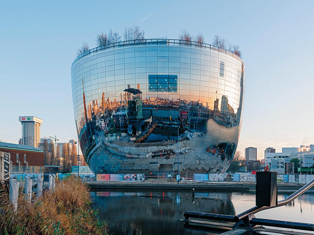 Blankpolierte Riesenskulptur: Die Structural-Glazing-Fassade des Neubaus besteht aus 1664 größtenteils verspiegelten Glaspaneelen. In ihnen spiegelt sich die Skyline der Stadt.
