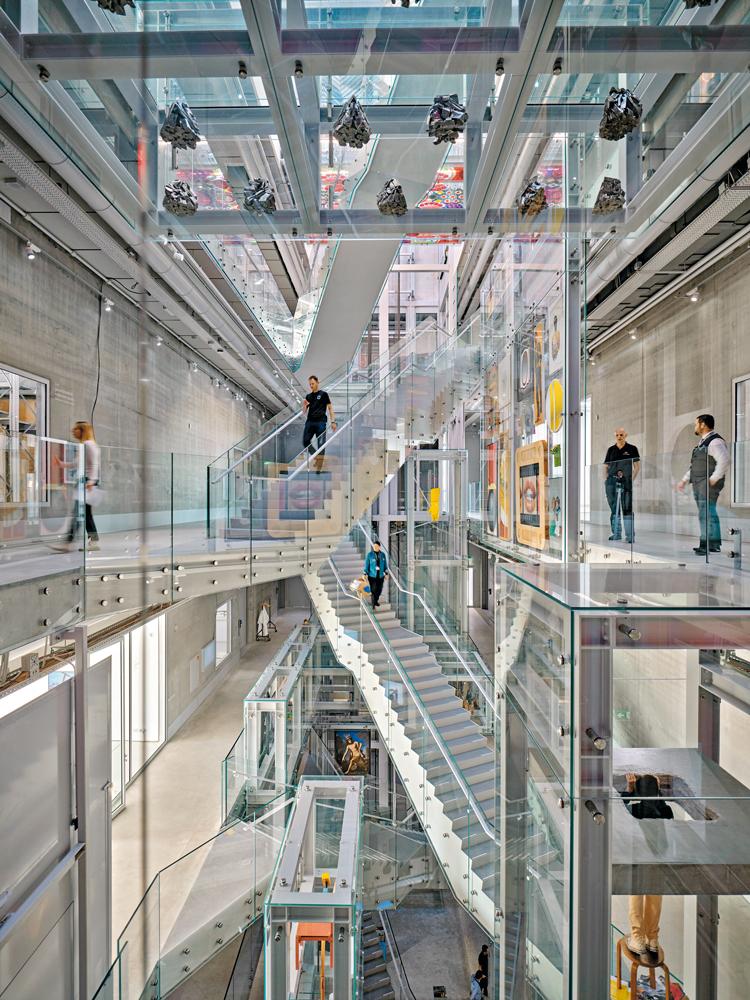 Supermodern: Sichtbeton, Stahlträger und Glasbrüstungen prägen das Atrium. In ihm befinden sich 13 schwebende Glasvitrinen, in denen Kunstobjekte zu sehen sind.