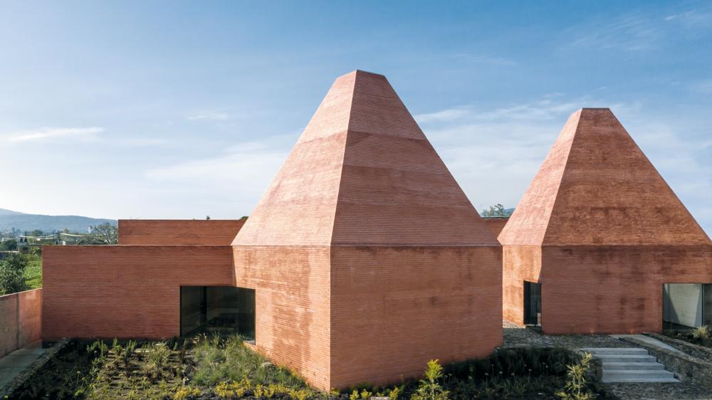Die Gestaltung der Portalgebäude verweist auf archaische Volumen, wie die der Schornsteine in Mineral de Pozos aus dem 18. Jahrhundert oder die Türme des Museo Casa Historias von Eduardo Souto de Moura im portugiesischen Cascais.