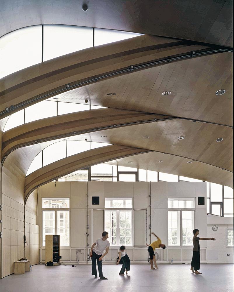 Eine ungenutzte Schule aus viktorianischer Zeit haben Sarah Wigglesworth Architects in einen lichten Raum für Bewegung verwandelt: die Siobhan Davies Dance Studios.