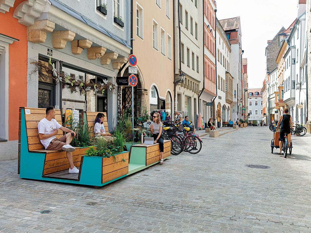 In Regensburg parkte im Sommer 2021 ein Möbel von City Decks. Am konsumfreien Begegnungsort gab es WLAN für Coworker und digitale Zeitschriften für Passanten.