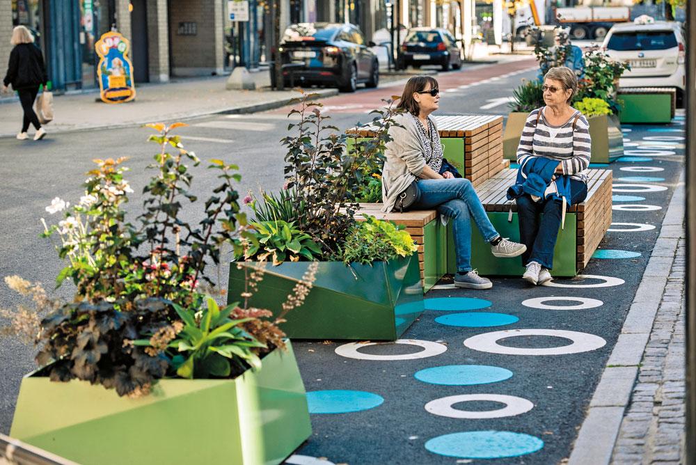 Parklets von Vestre erweitern die vorhandenen Bürgersteige und bieten zusätzlichen Platz für Menschen und Pflanzen.
