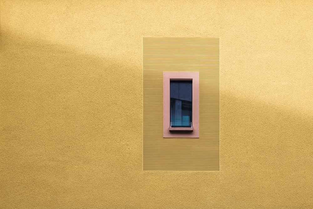 Mit Kamm- und Glattputz sowie sandsteinroten Betonfriesen greifen die Architekten die Materialpalette historischer Bürgerhäuser in den Fassaden auf.