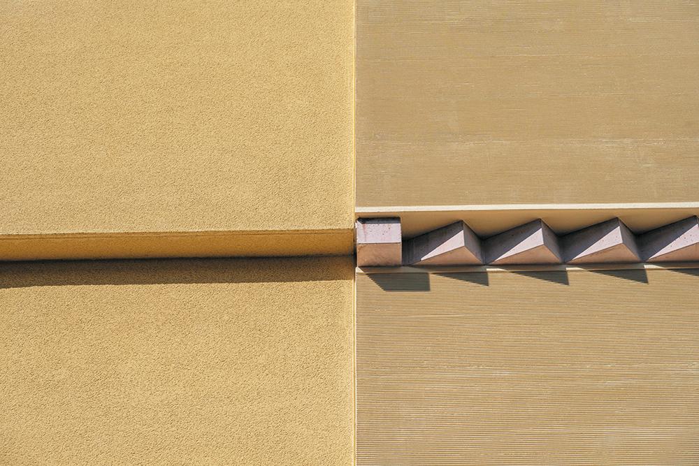 Mit Kamm- und Glattputz sowie sandsteinroten Betonfriesen greifen die Architekten die Materialpalette historischer Bürgerhäuser in den Fassaden auf.
