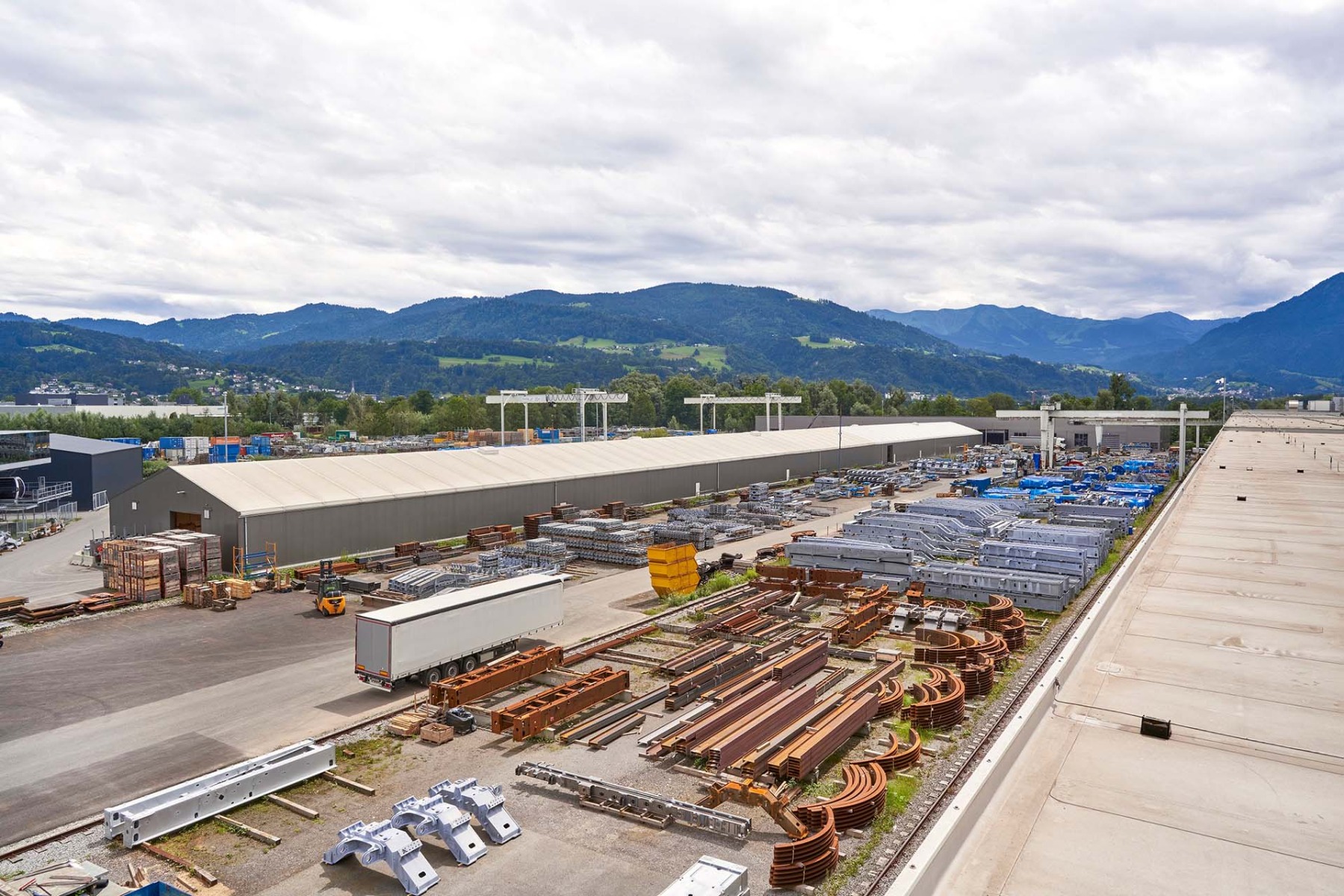 Alles andere als Standard - eine 250 m Halle nach Maß