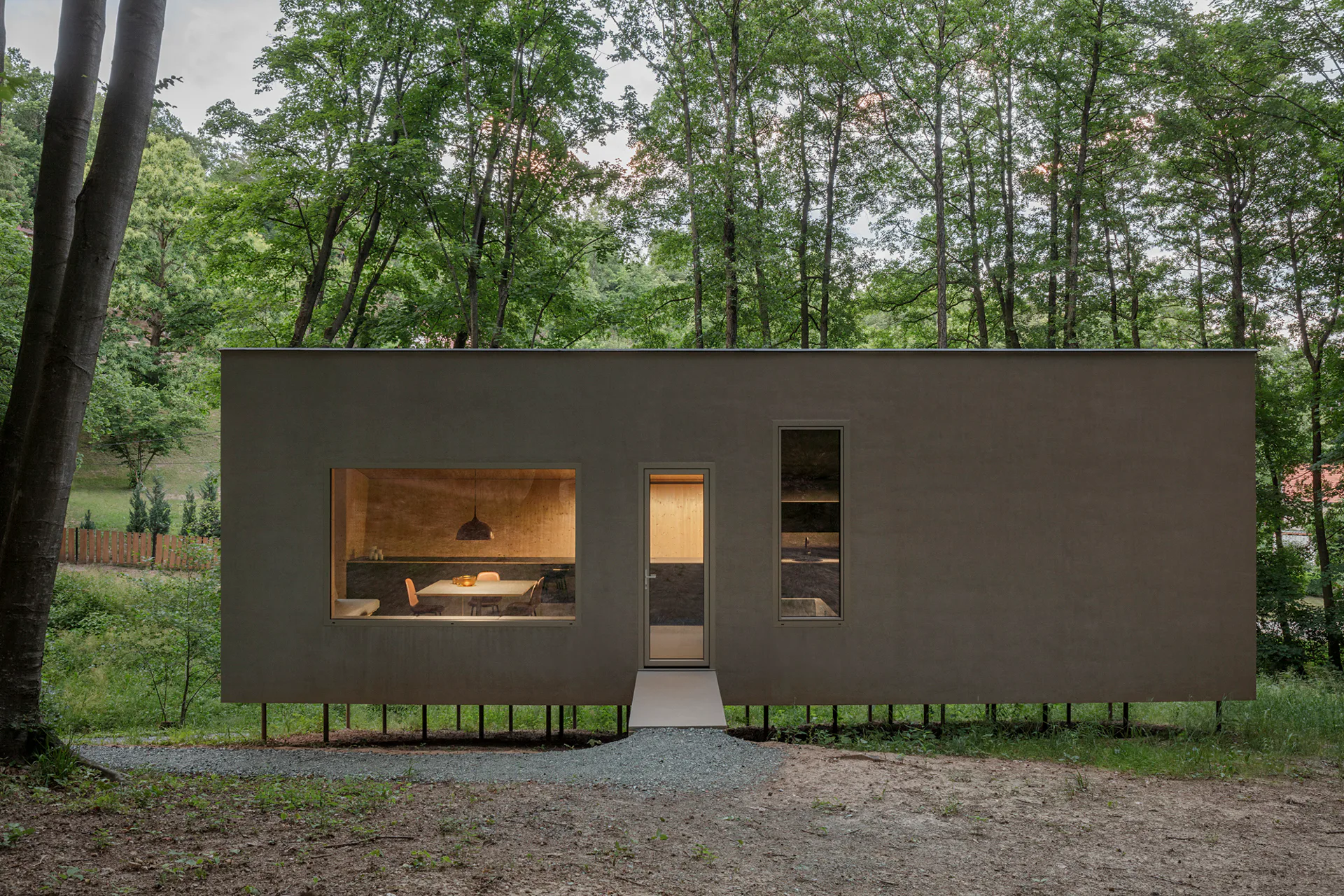 Cabin Moss ist aus heimischem Nadelholz gebaut.