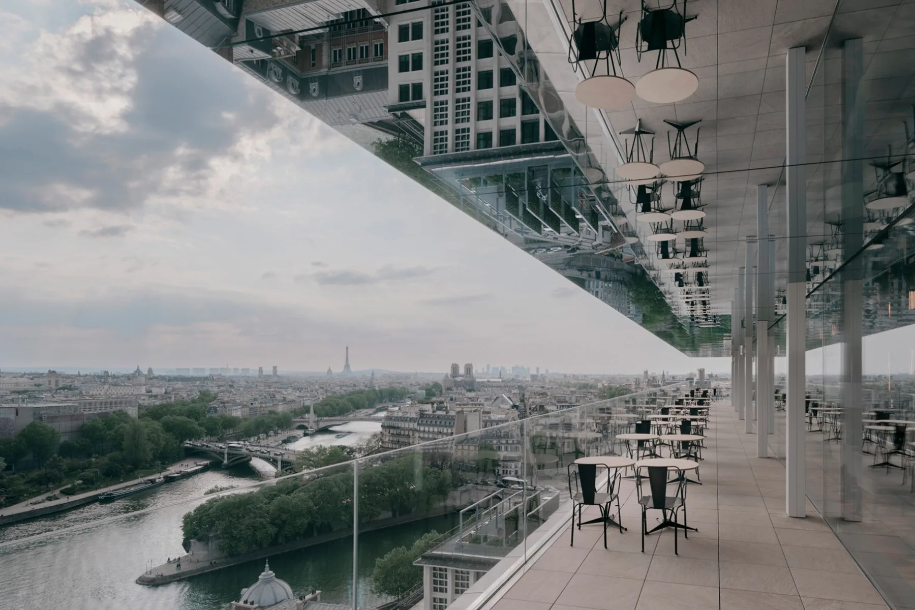 Rooftop Bar mit Kunstinstallation