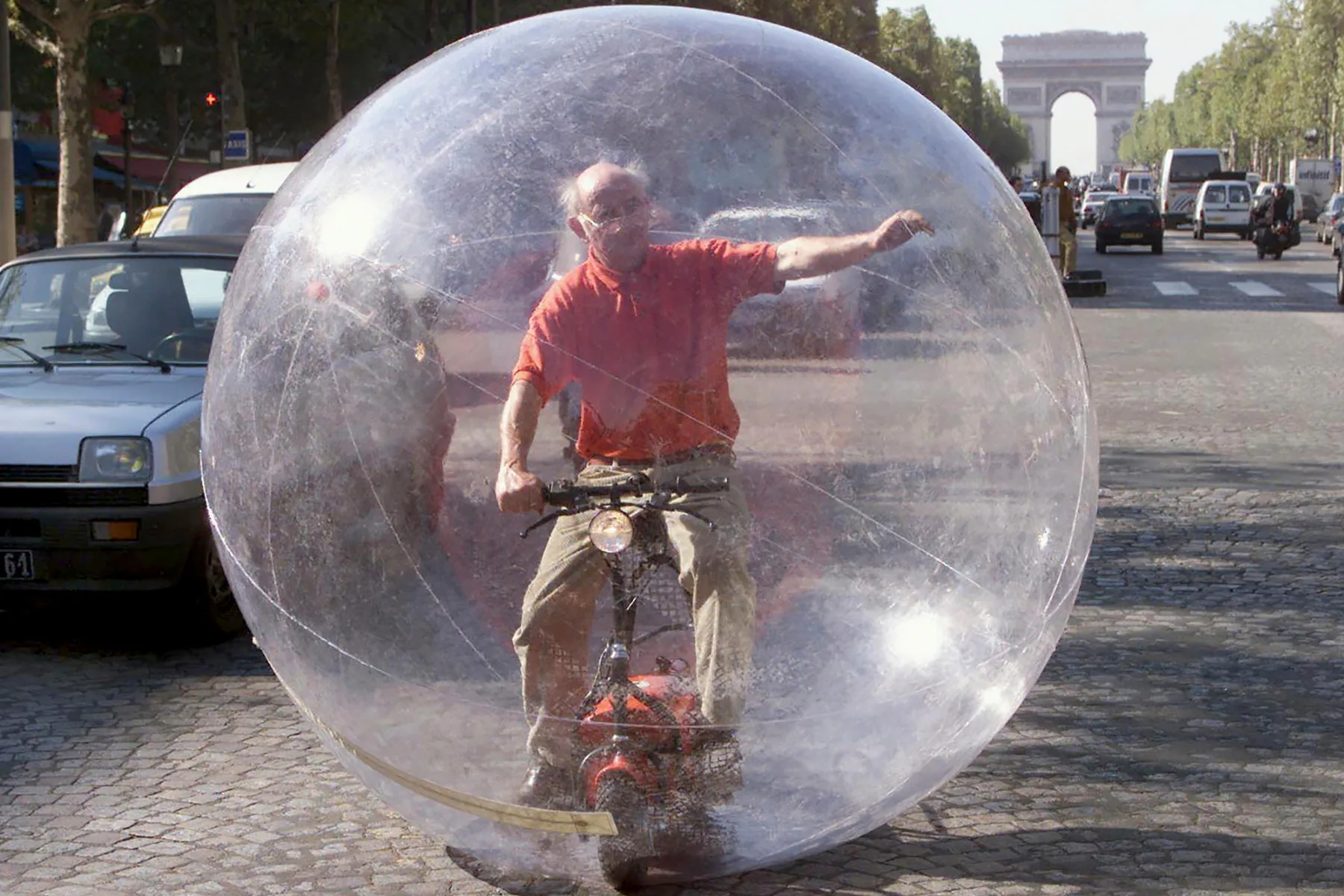 Hans-Walter Müller mit seinem Elektroroller im „Ballon Transparent“ bei einer Fahrt durch das Stadtzentrum von Paris anlässlich des Weltumwelttags 2001