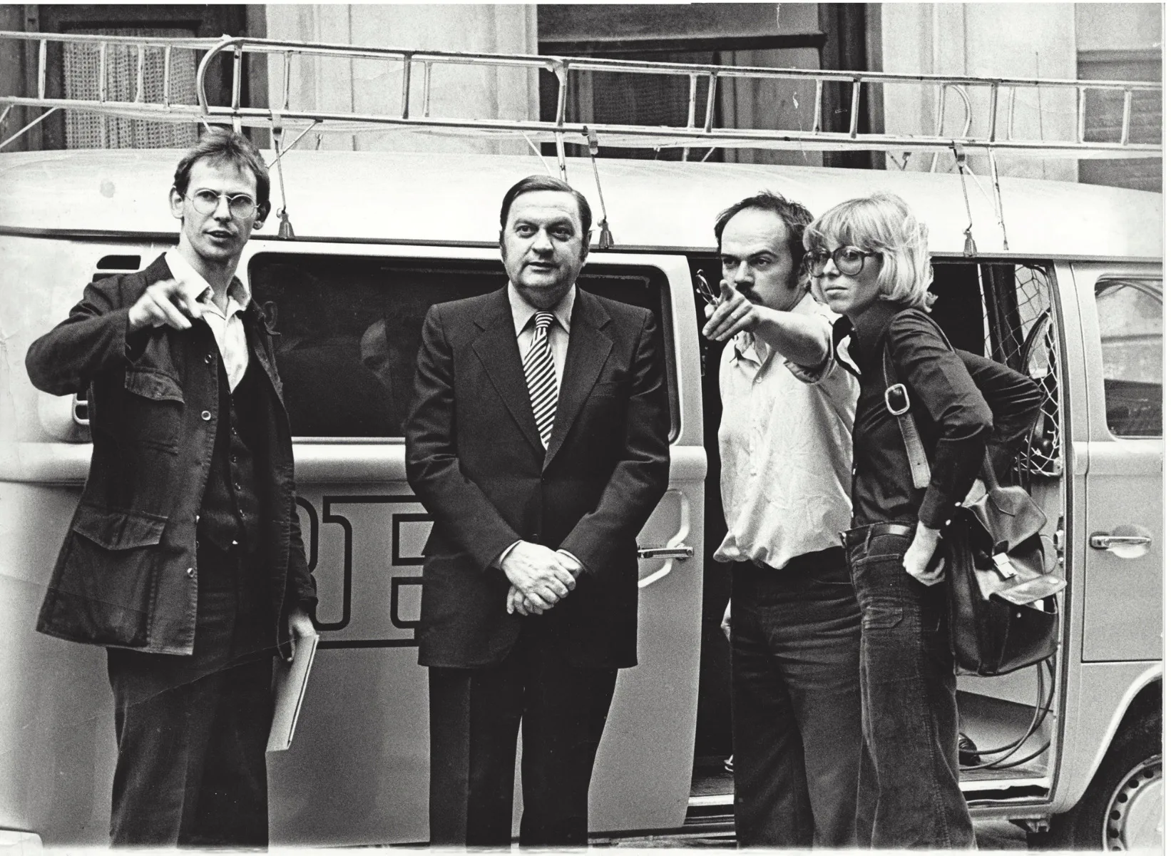 Missing Link, Die Gruppe mit Karl Schwanzer bei den Dreharbeiten zum Fernsehfilm „Die verstoßene Stadt“, 1974