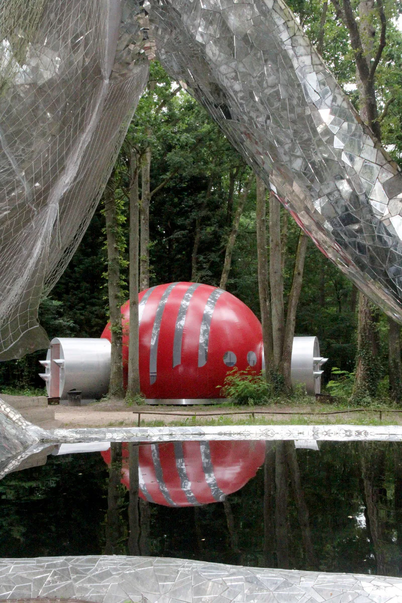 „Le Cyclop“, Zugangsgebäude zu einer begehbaren Skulptur von Jean Tinguely, Milly-la-Fôret 2018