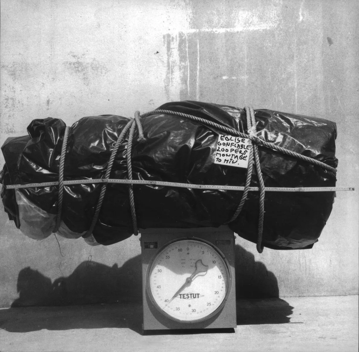 Die luftige Kirche wiegt keine 40 kg und ist in 10 Minuten aufgeblasen. Église Gonflable, Montigny-lés-Cormeilles 1969