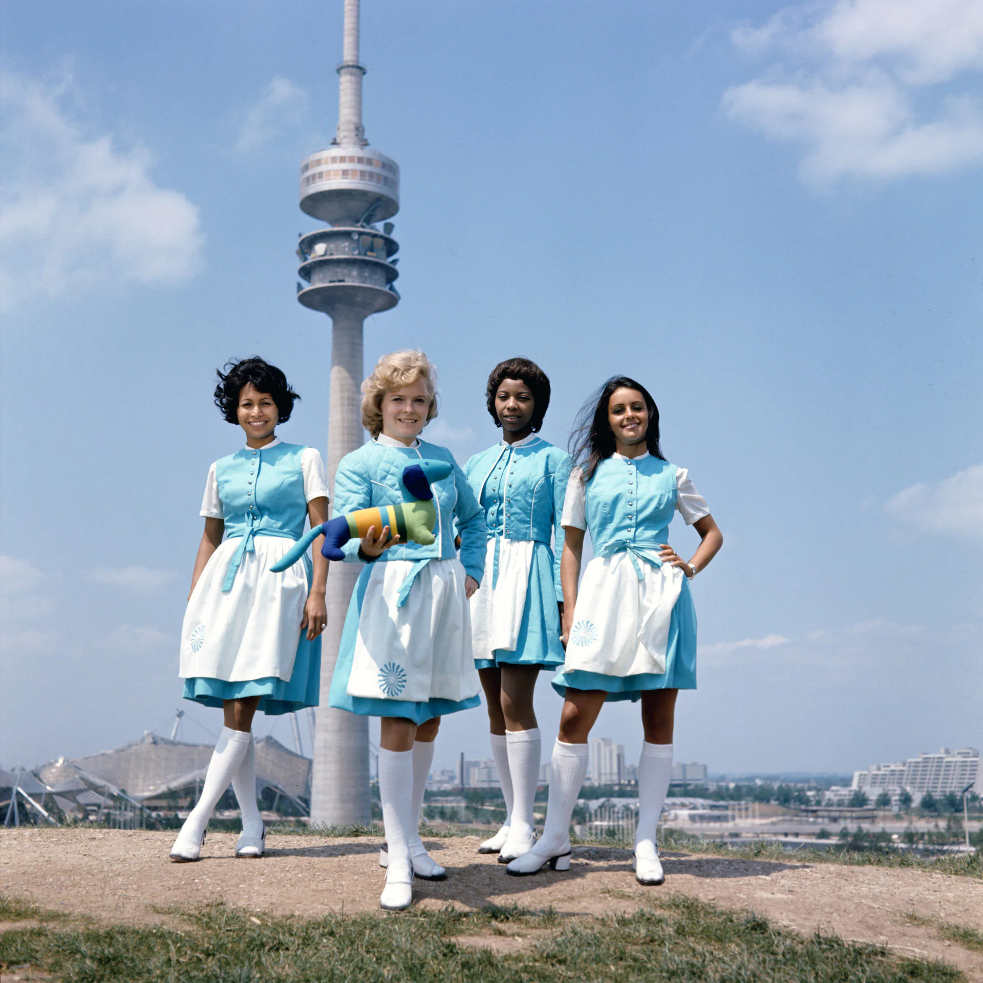 Hostessen mit Waldi, dem Maskottchen der Olympischen Spiele München 1972 nach dem Entwurf von Otl Aicher