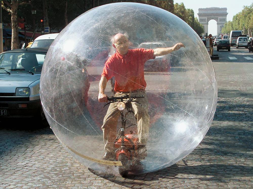 En route in Paris: For World Environment Day 2001, Müller rode his “Ballon transparent” electric scooter along the Champs-Élysées.