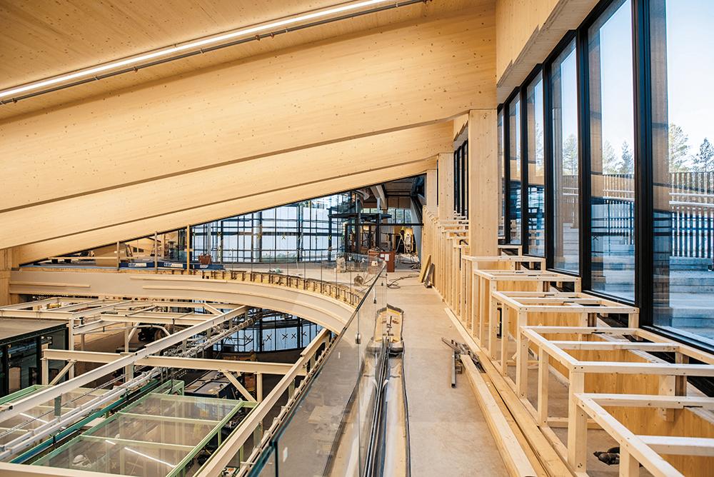 Das Obergeschoss rund um den Innenhof bildet den zentralen Treffpunkt im Haus mit Empfang, Besprechungsräumen und Kantine.