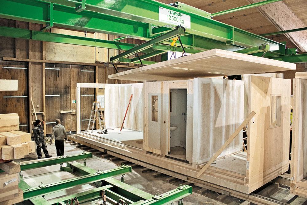 Liwood produziert in Feldfabriken in der Nähe der Bauplätze. Das ermöglicht effektivere Transporte und erleichtert Just-intime-Anlieferungen der Module.