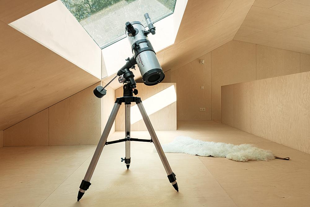 Eine Galerie bietet Schlafplätze mit Blick in die Sterne. Von dort oben kann man aber auch in den Gemeinschaftsraum blicken und durch die Glasfront in den Garten.