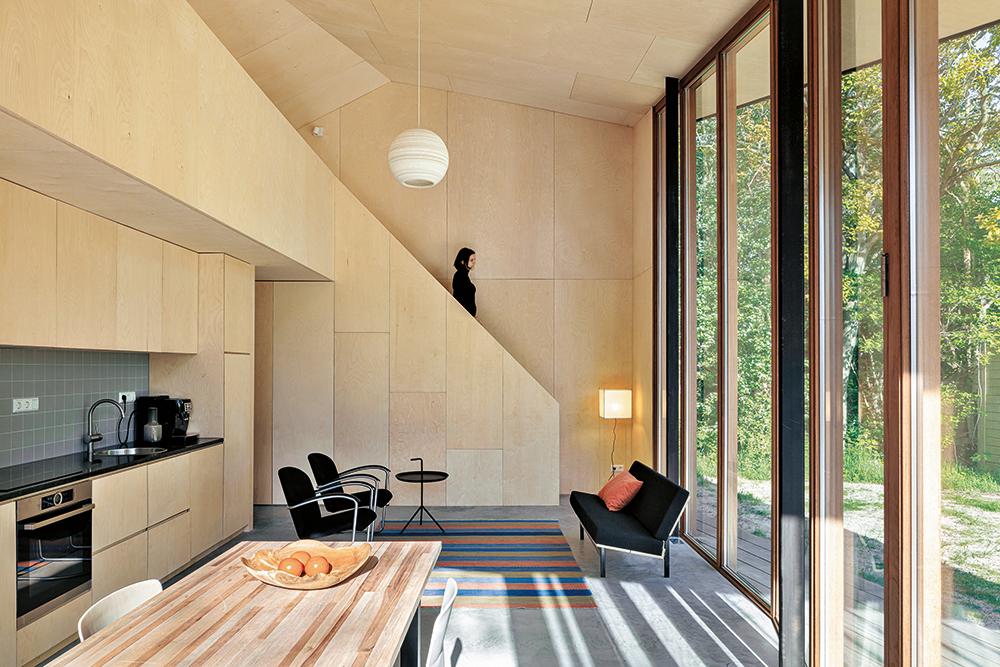 Wegen der asymmetrischen Geometrie baute der Hersteller das Holzhaus in seiner Werkhalle komplett auf. Dann wurde es wieder zerlegt und auf die Insel verschifft.