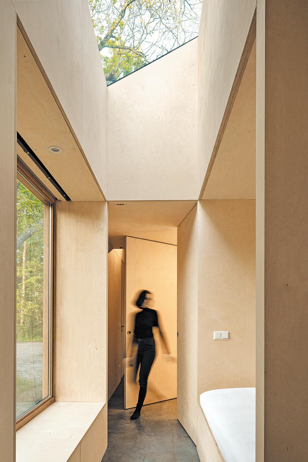 Zahlreiche Öffnungen lassen das kleine Haus großzügig wirken – ebenso die hellen Holzoberflächen aus Birke, aus der auch die Einbaumöbel bestehen.