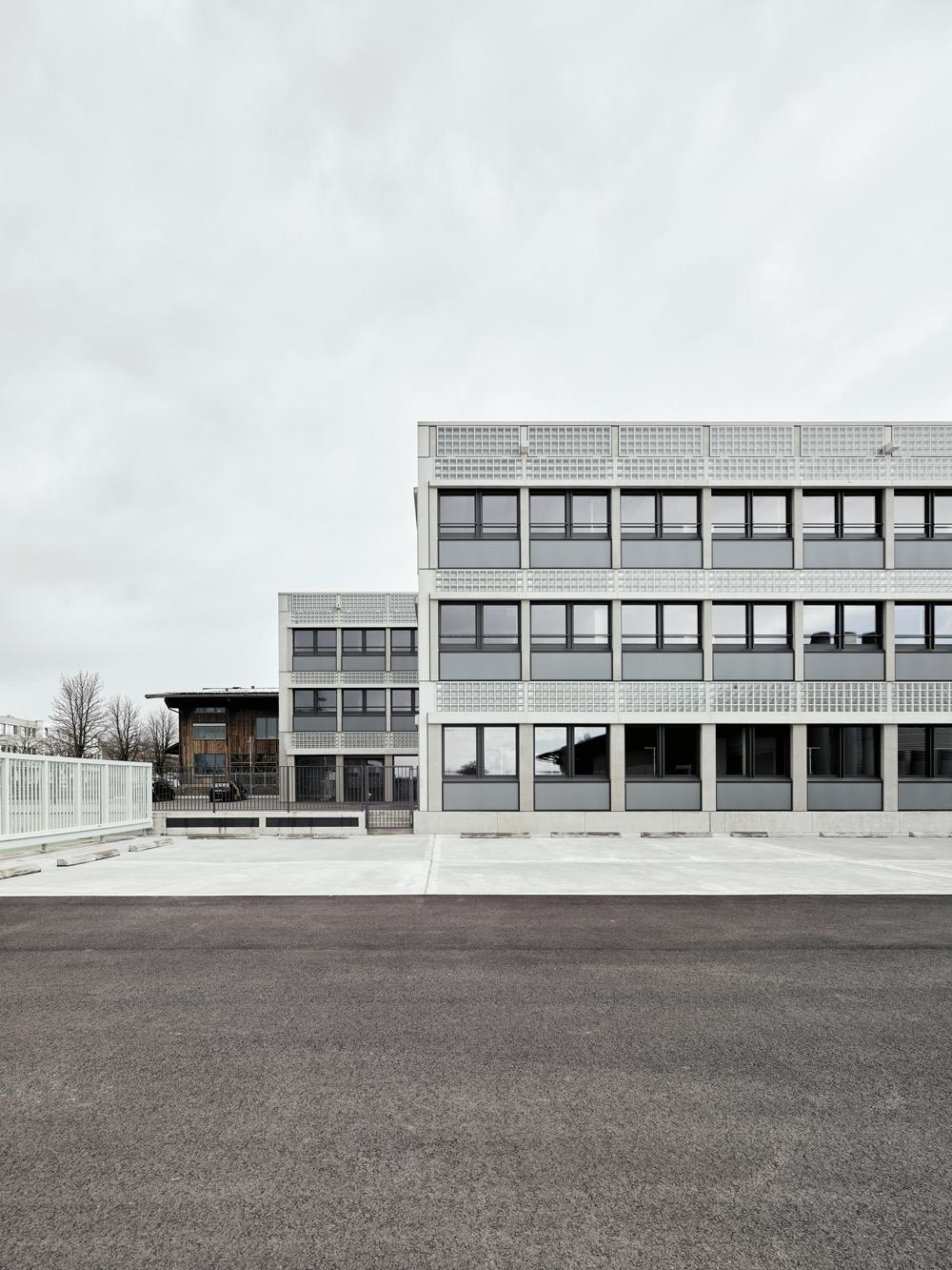 Das neue Bürogebäude liegt in einem unscheinbaren Gewerbegebiet im Norden von Zug. Ein zweiter Bauabschnitt ist bereits vorgesehen.